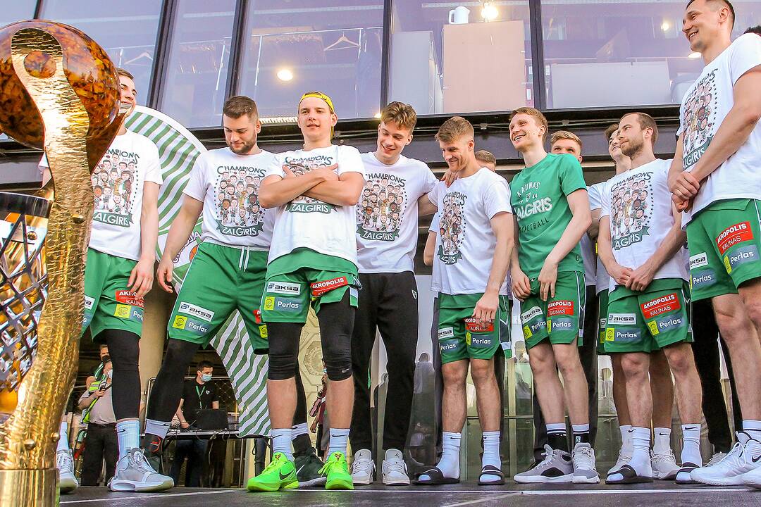 Kauno „Žalgiris“ švenčia su aistruoliais