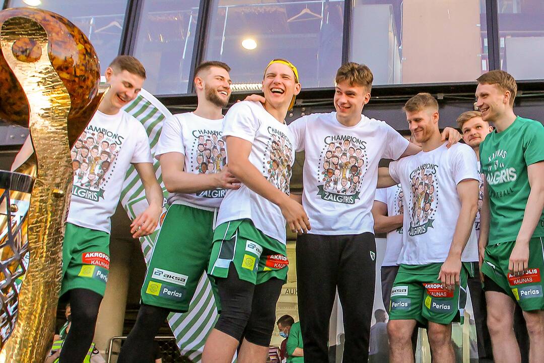 Kauno „Žalgiris“ švenčia su aistruoliais