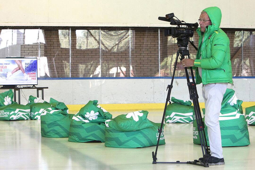 Čiuožėjų spaudos konferencija ant ledo