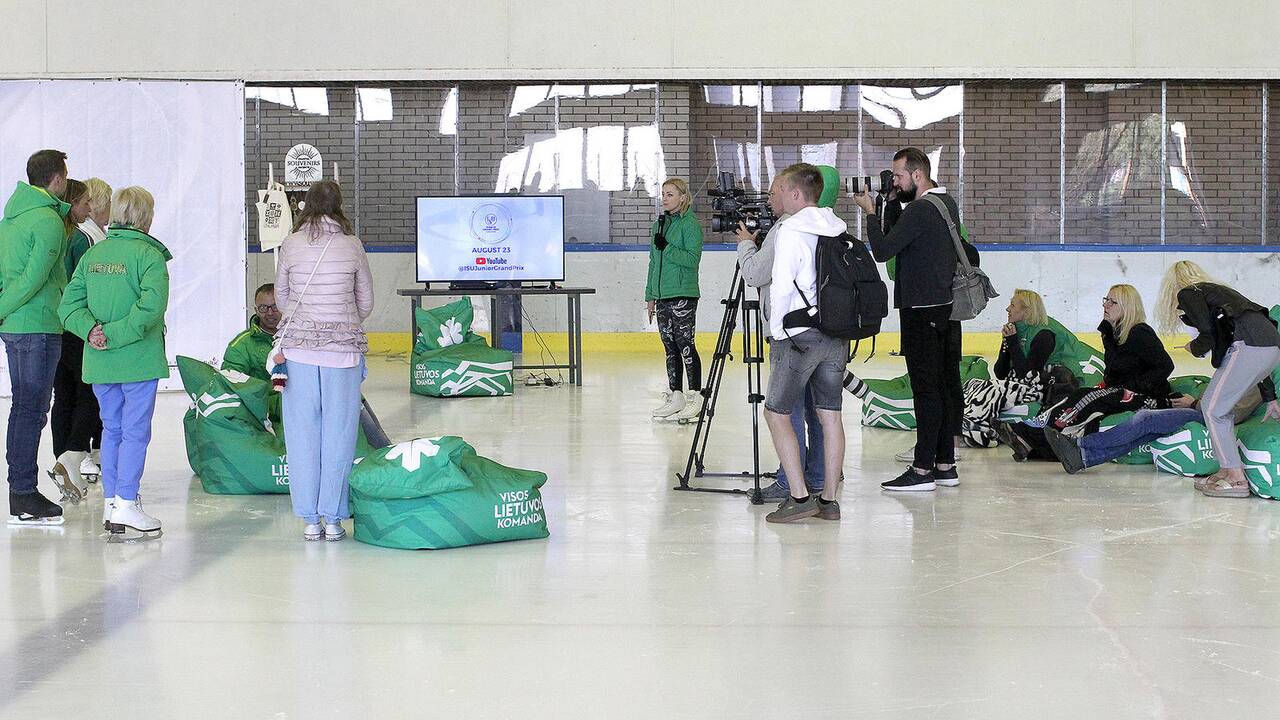 Čiuožėjų spaudos konferencija ant ledo