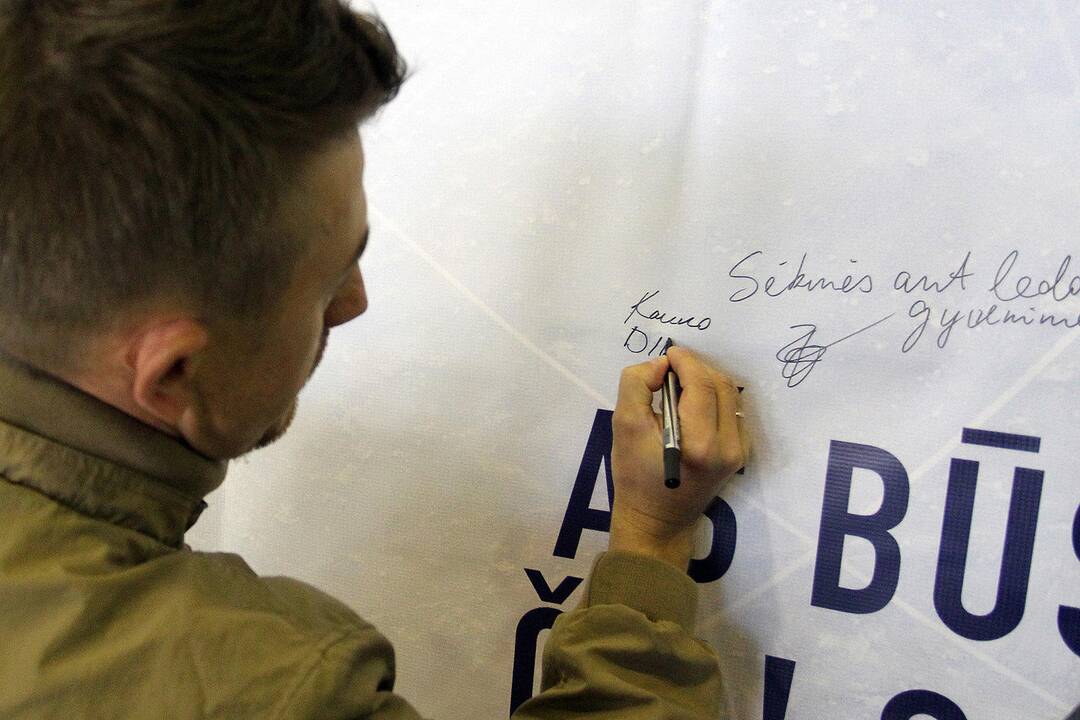 Čiuožėjų spaudos konferencija ant ledo