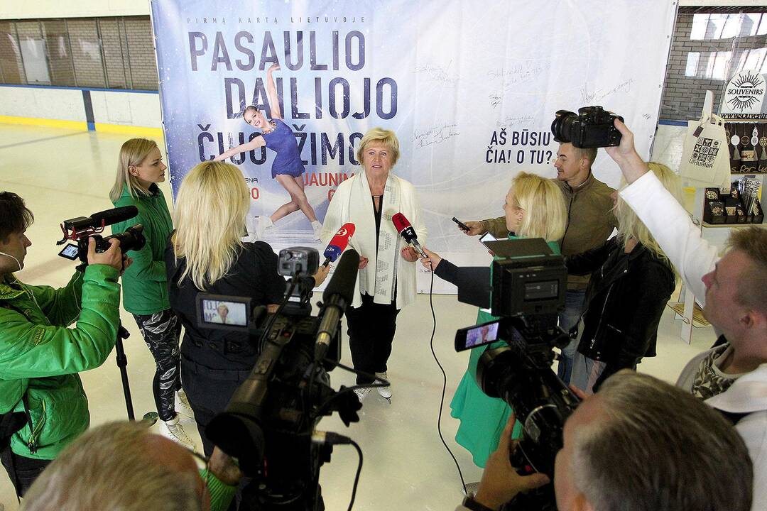 Čiuožėjų spaudos konferencija ant ledo