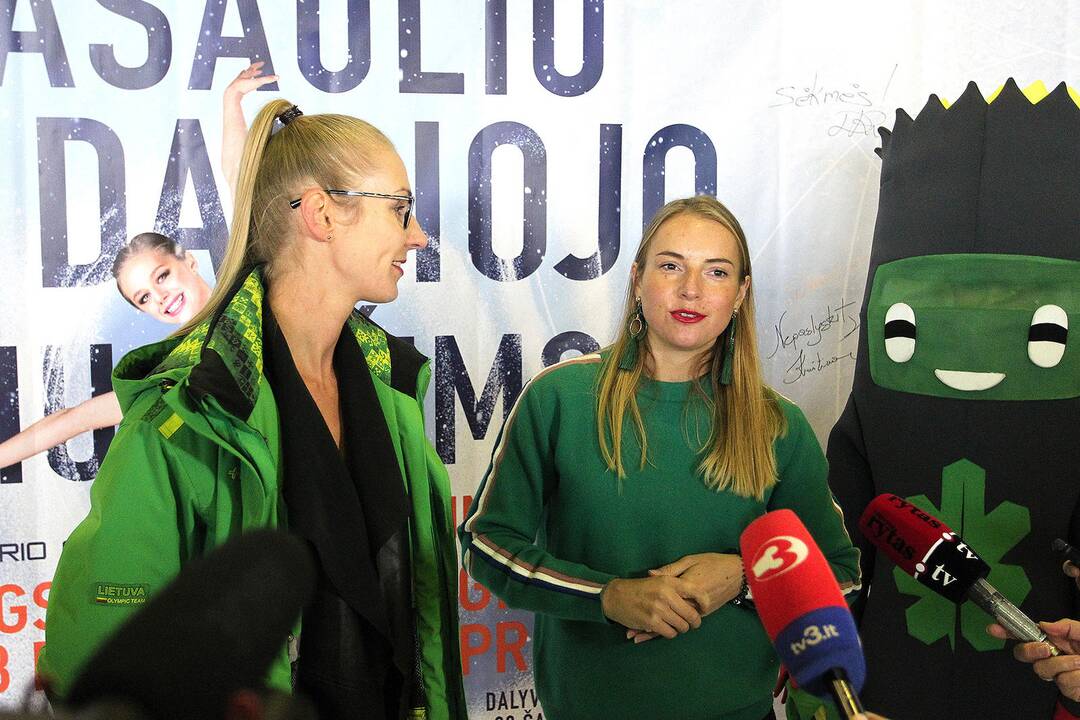 Čiuožėjų spaudos konferencija ant ledo