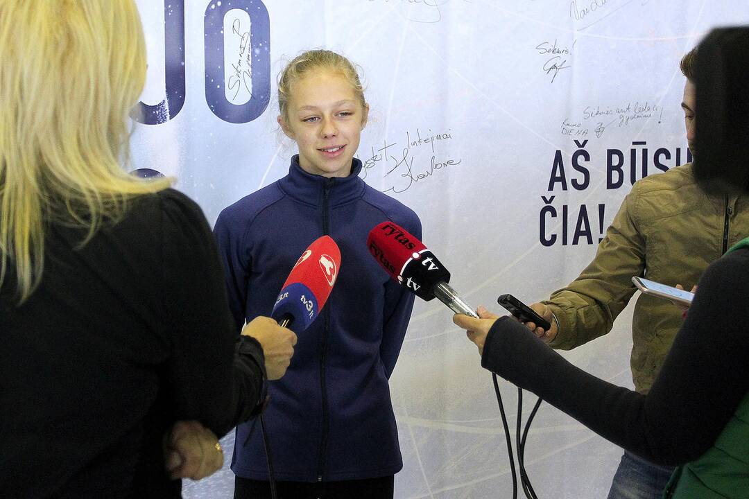 Čiuožėjų spaudos konferencija ant ledo