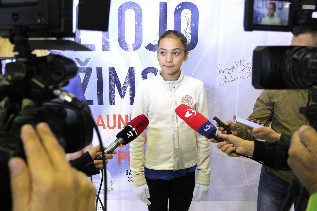 Čiuožėjų spaudos konferencija ant ledo