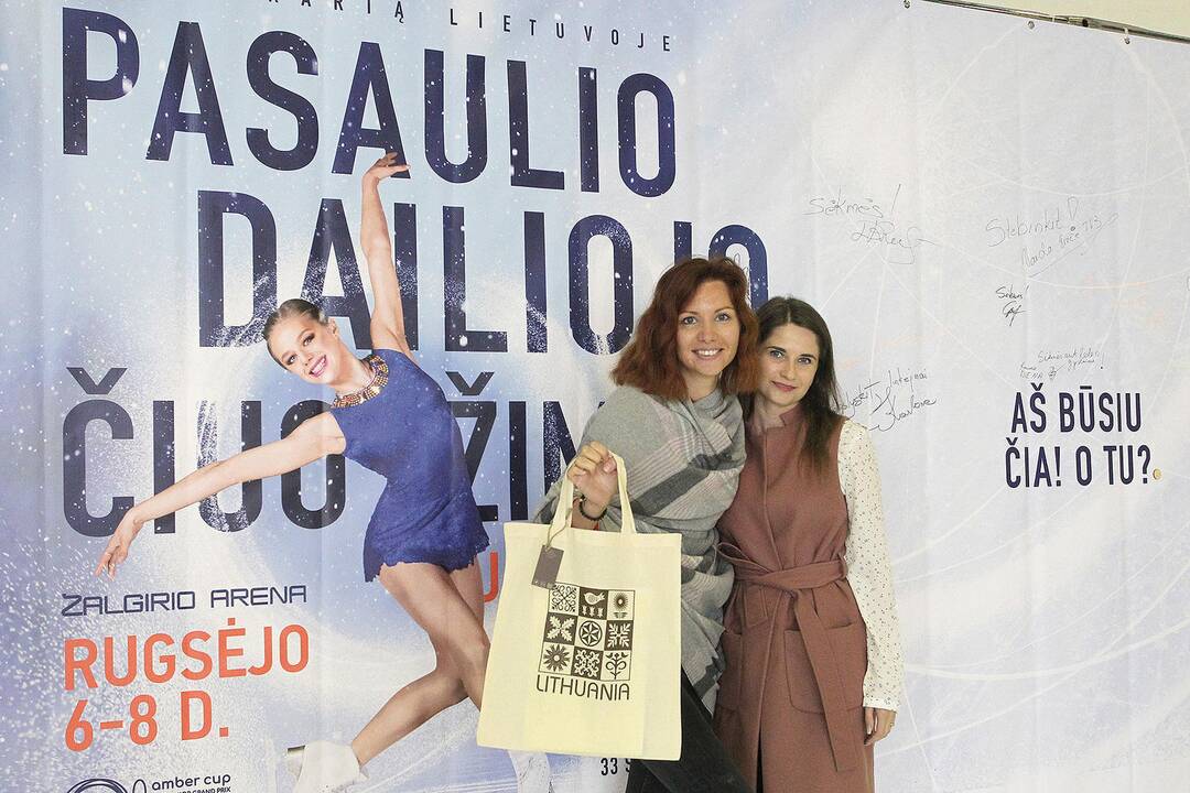 Čiuožėjų spaudos konferencija ant ledo