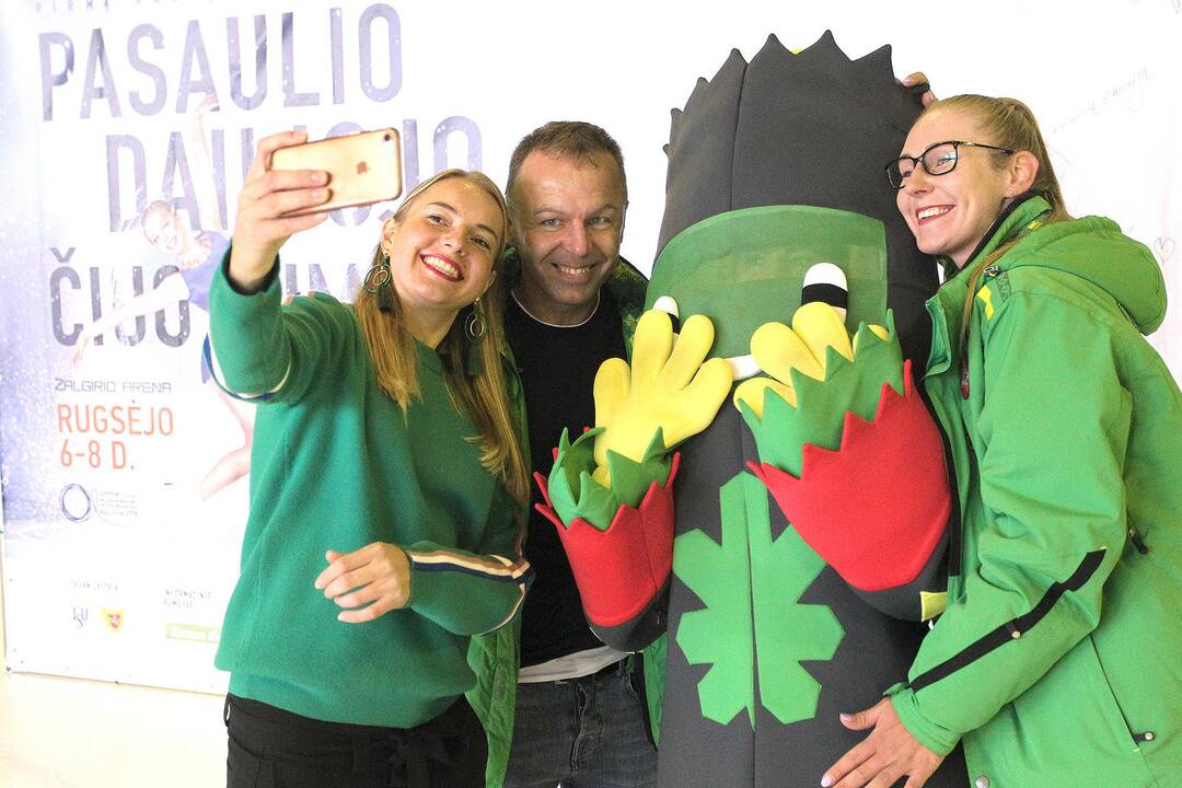 Čiuožėjų spaudos konferencija ant ledo