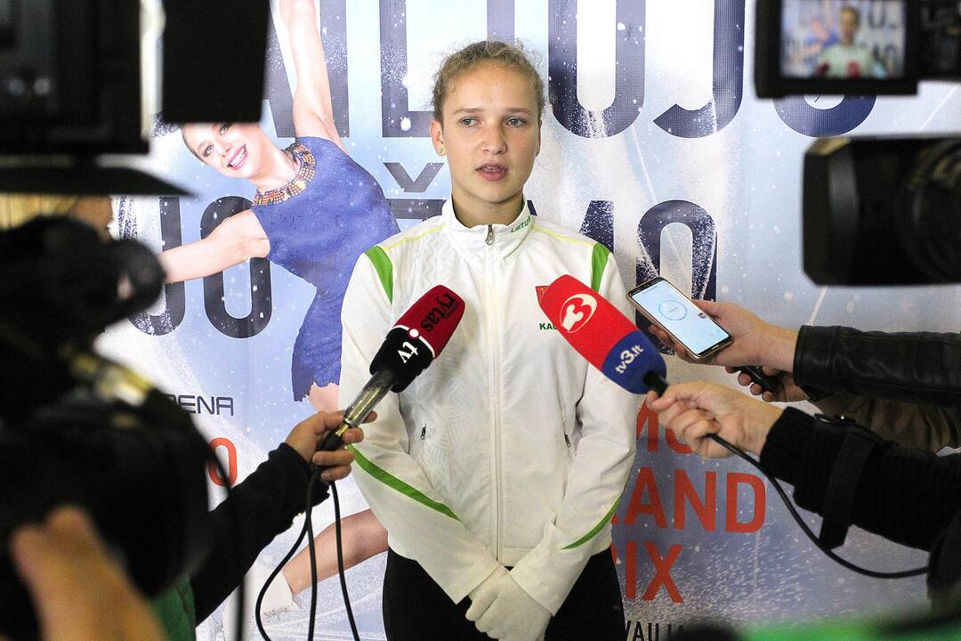 Čiuožėjų spaudos konferencija ant ledo