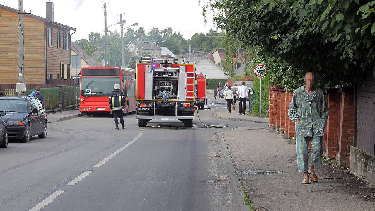 Skuodo gatvėje degė autobusas