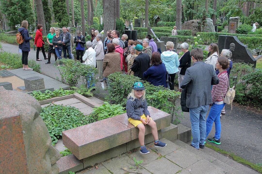 Fluxus Labas ekskursija po Petrašiūnų kapines