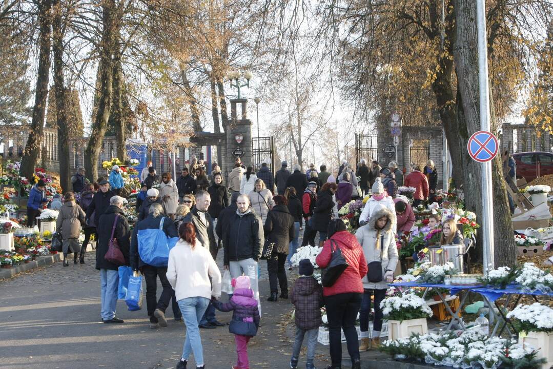 Srautai: manoma, kad daugiausia žmonių į kapines vyks savaitgalį ir Visų šventųjų dieną.