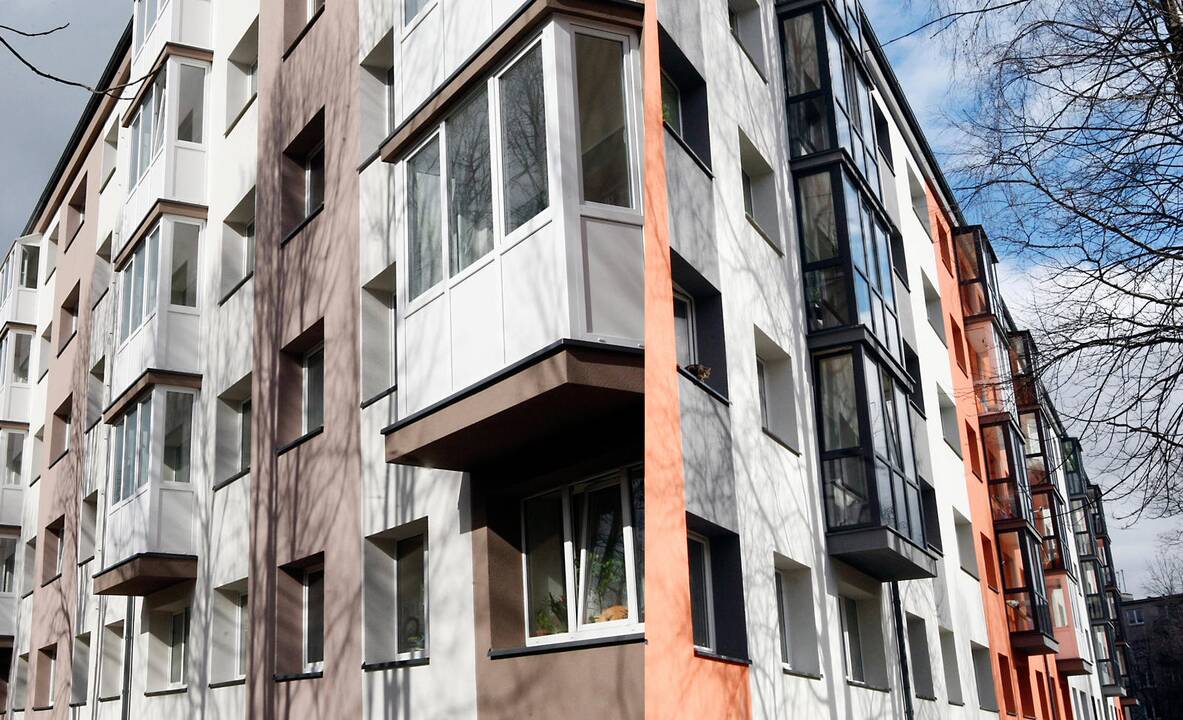 Vaizdas: Kretingos gatvės 11 ir 15 daugiabučiai namai, kurių rangovas įpusėjus renovacijos darbams bankrutavo, pasikeitė neatpažįstamai.