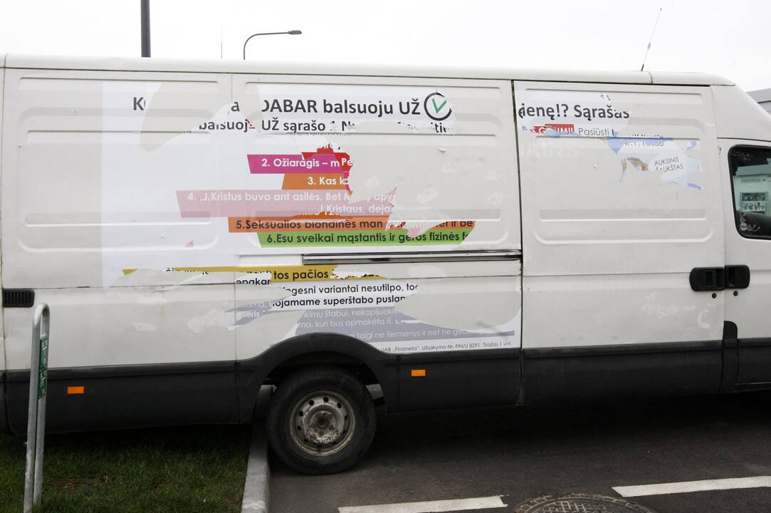 Akibrokštas: kandidatas į Seimą P.Zaviša reklaminiame plakate specialiai nusipiešė S.Dal