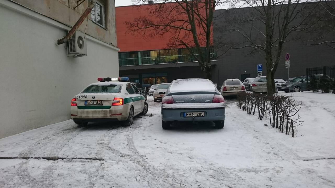 Ir policininkai pažeidžia taisykles