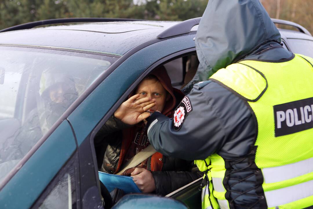 Bandė rakinti ne savo mašiną