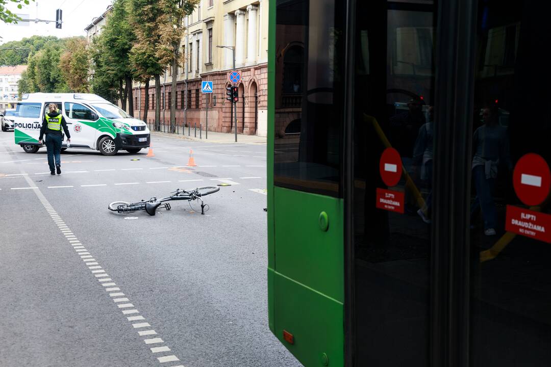 Kauno centre – troleibuso ir dviratininkės susidūrimas