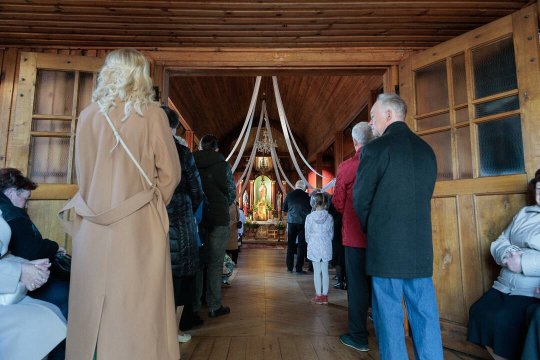 Velykų ryto mišios Tabariškių Kristaus Karaliaus bažnyčioje