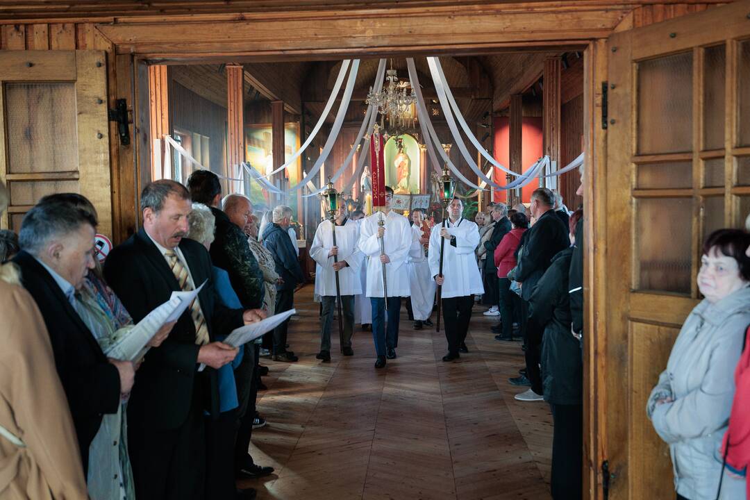 Velykų ryto mišios Tabariškių Kristaus Karaliaus bažnyčioje