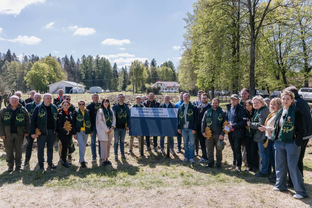 Ukrainos karo aukų atminimo ąžuolyne - dar daugiau ąžuolų