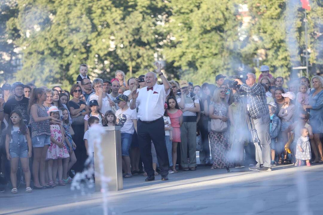 Lukiškių aikštėje – atsinaujinusios erdvės atidarymo šventė