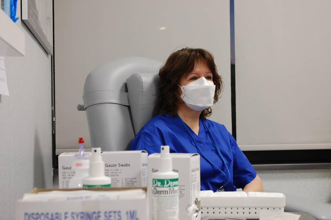 Santaros klinikose nuo COVID-19 infekcijos paskiepyta pirmoji medicinos darbuotoja