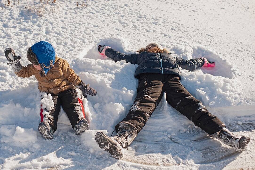 Alternatyva: jei nemėgstate kepurių, rinkitės galvos juostą, lankelį su ausinėmis – svarbiausia nuo šalčio apsaugoti ausis. 