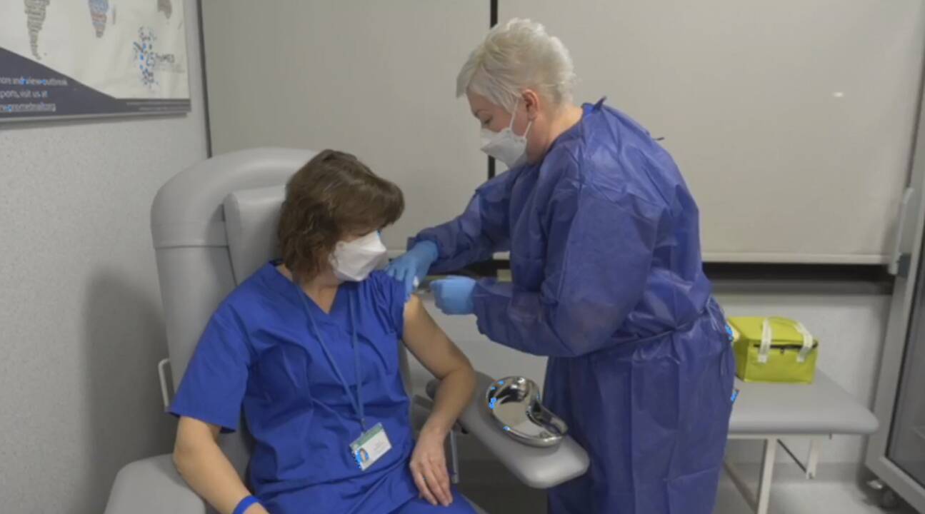Santaros klinikose nuo COVID-19 infekcijos paskiepyta pirmoji medicinos darbuotoja