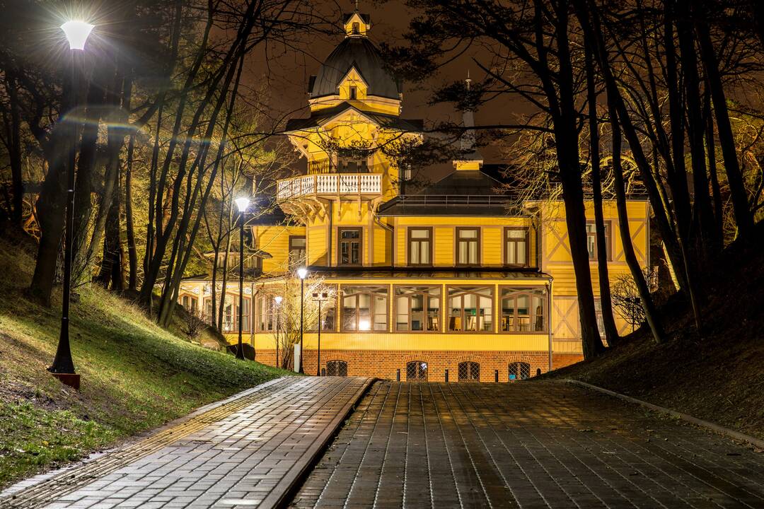 Atmosfera: bundanti naktis kviečia pažinti kitokią – spindinčią, romantišką, kiek paslaptingą Palangą.