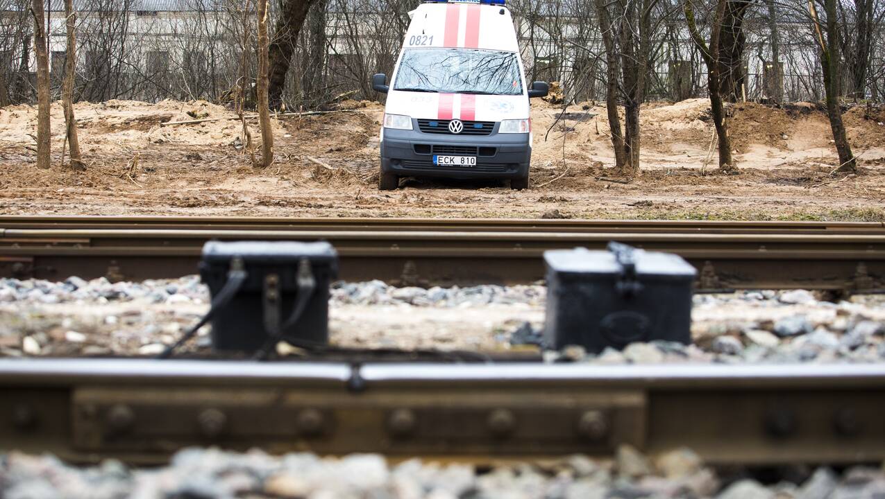 Po naktinio darbo grįžtančio kauniečio sapną nutraukė elektros stulpas: prireikė ugniagesių pagalbos