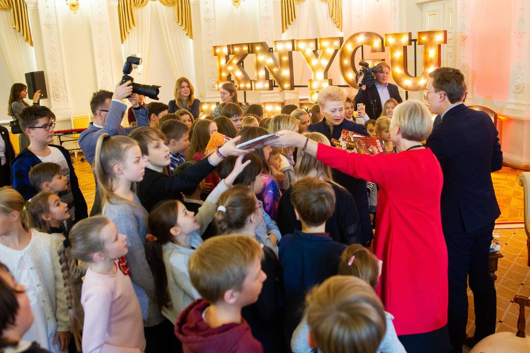 Prezidentė įžiebė pirmąją šalies Kalėdų eglę