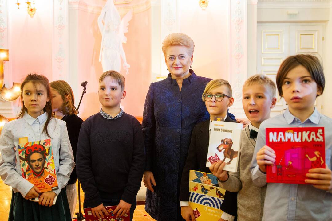 Prezidentė įžiebė pirmąją šalies Kalėdų eglę