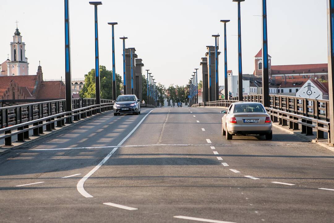 Aleksoto tiltu jau rieda automobiliai