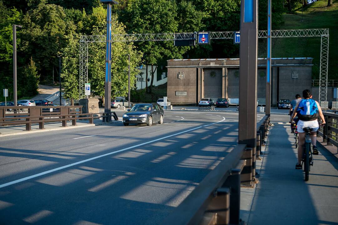 Aleksoto tiltu jau rieda automobiliai