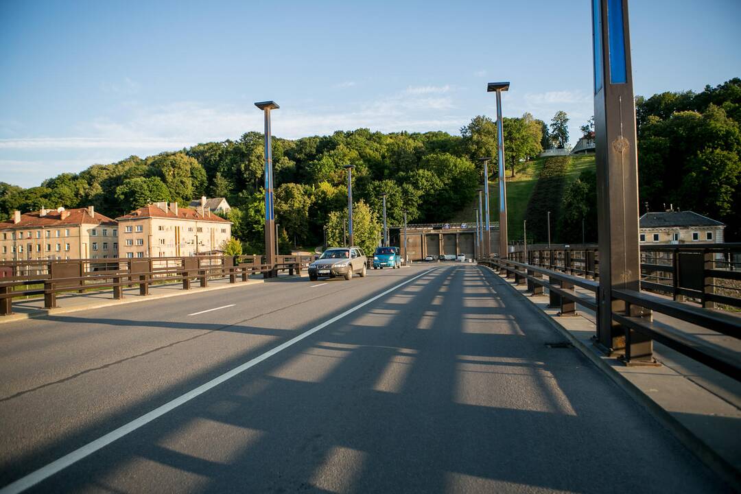 Aleksoto tiltu jau rieda automobiliai