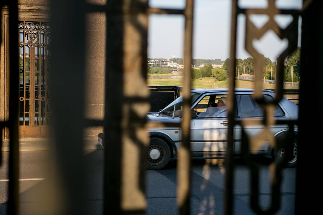 Aleksoto tiltu jau rieda automobiliai