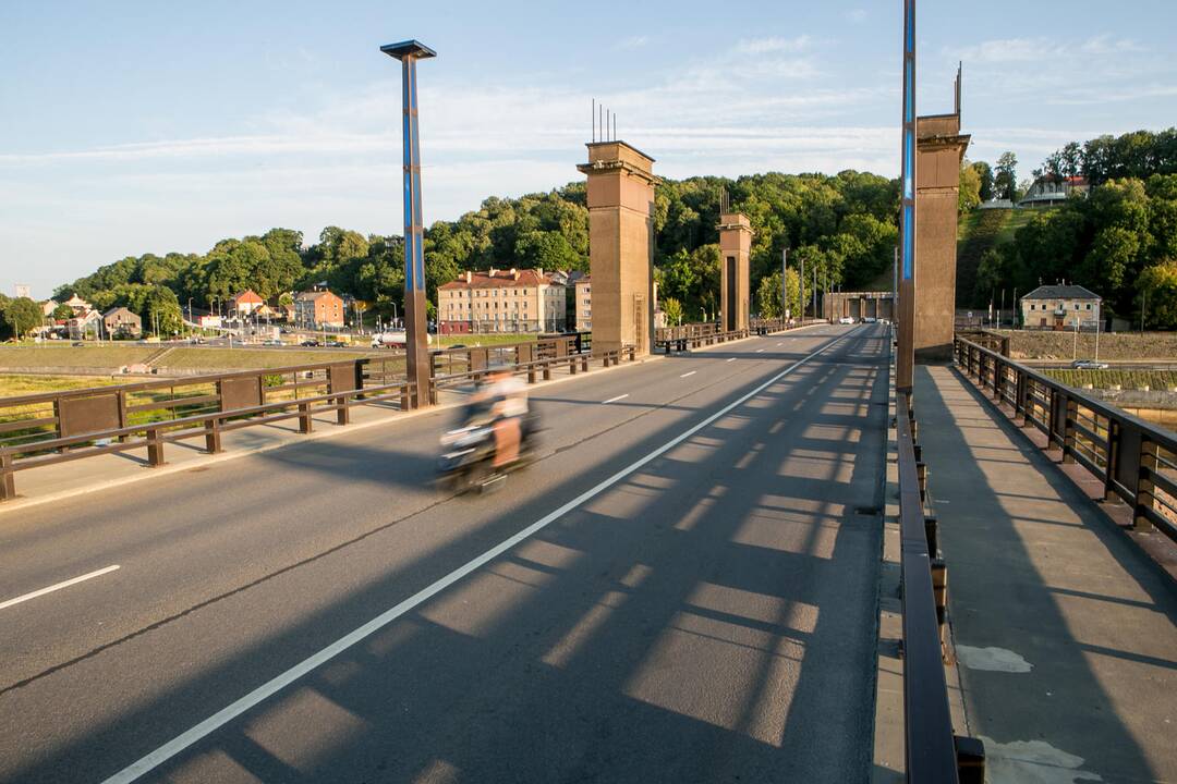 Aleksoto tiltu jau rieda automobiliai