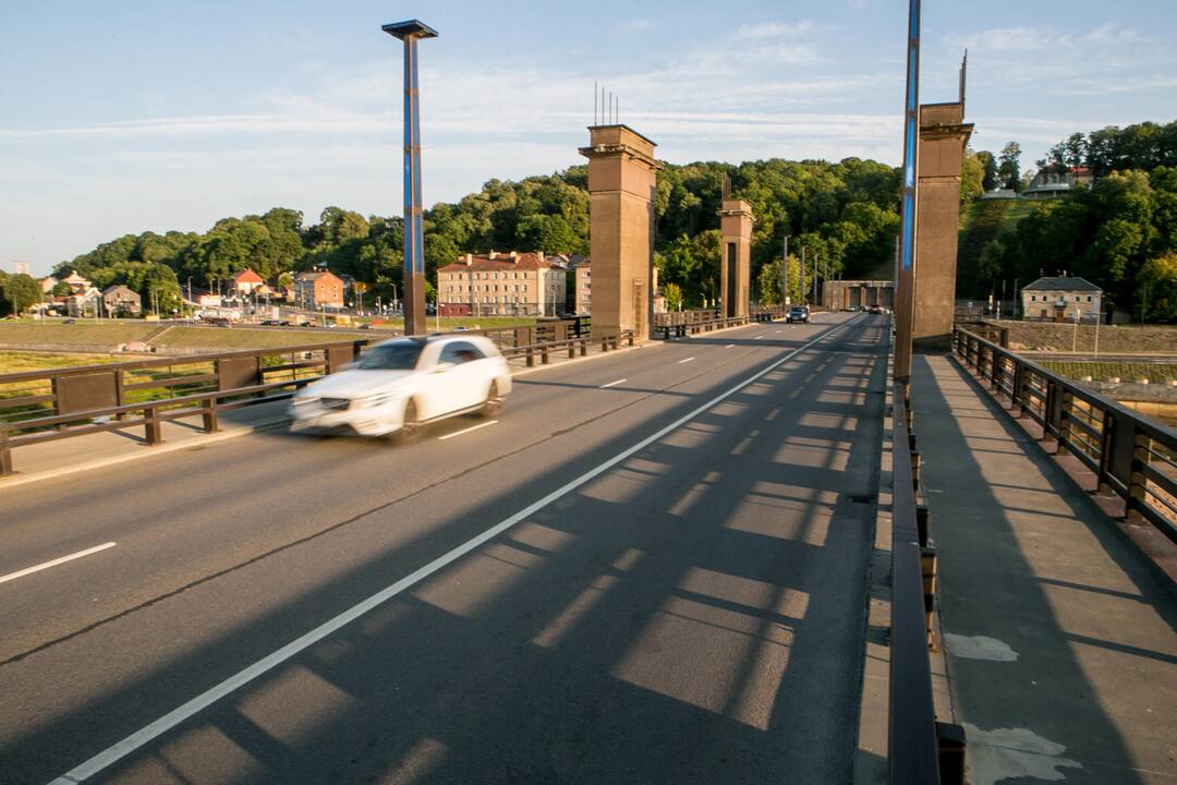 Aleksoto tiltu jau rieda automobiliai