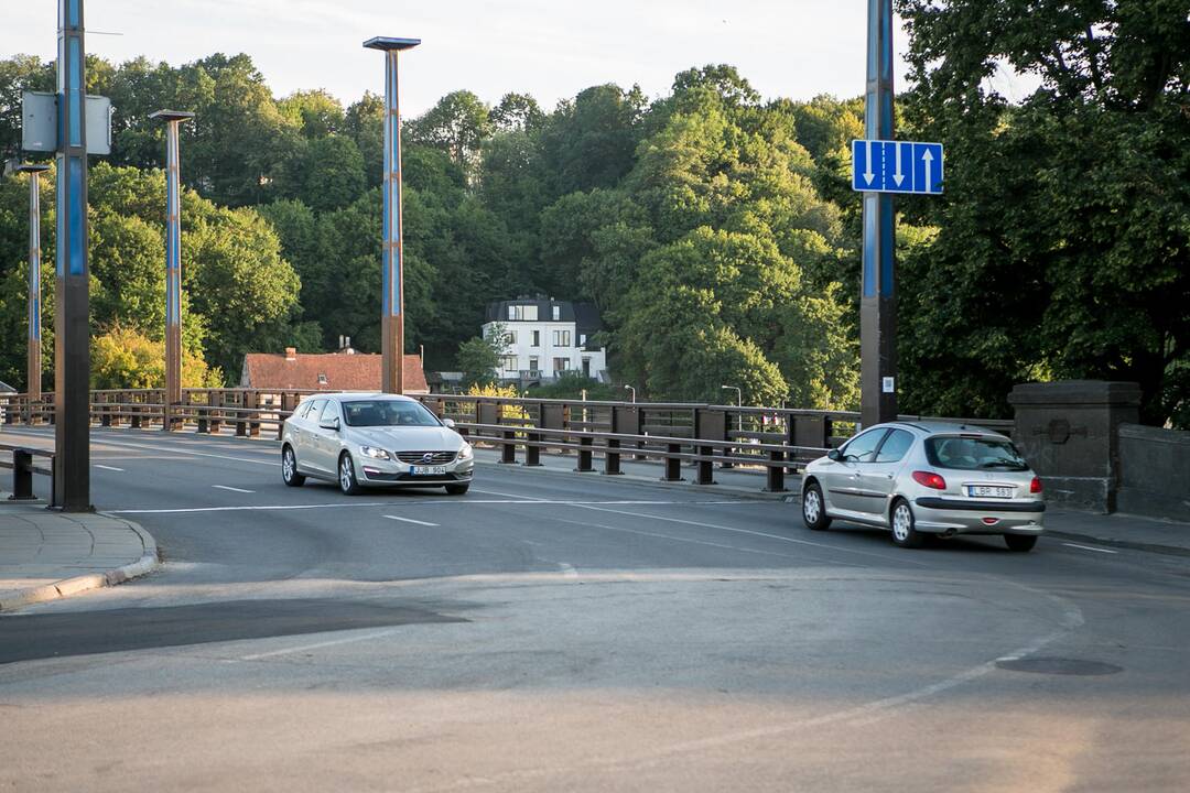 Aleksoto tiltu jau rieda automobiliai