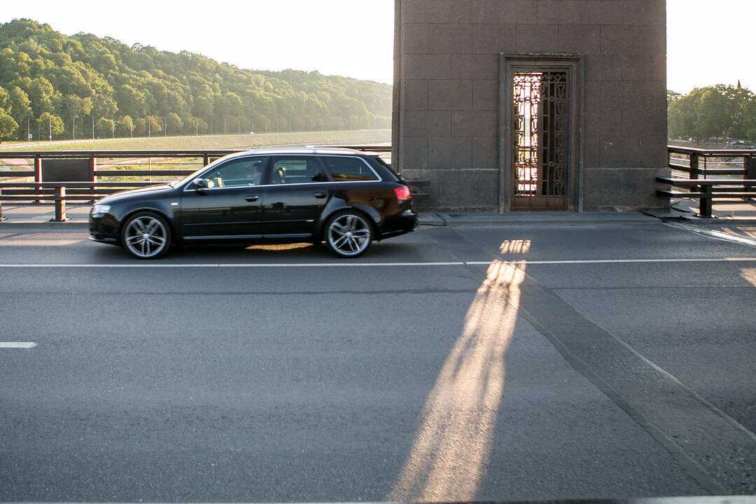 Aleksoto tiltu jau rieda automobiliai