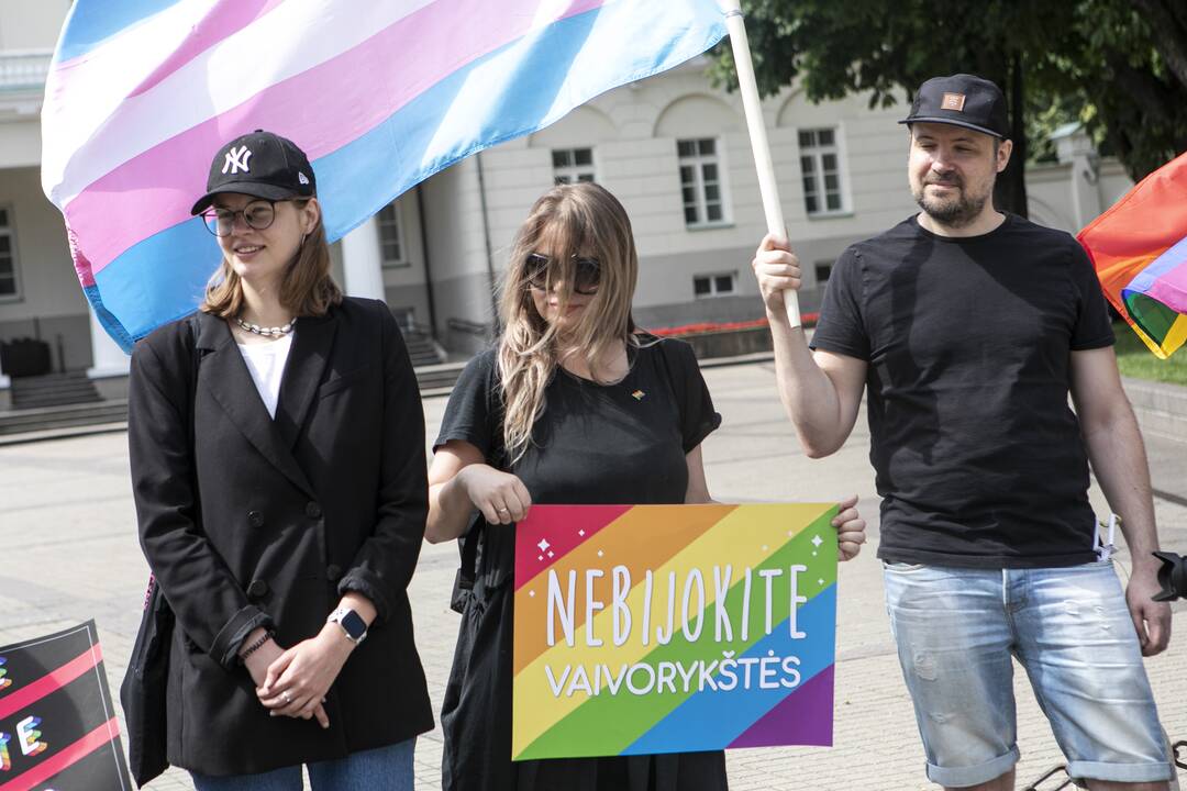 LGBT bendruomenė surengė prezidento padrąsinimo akciją