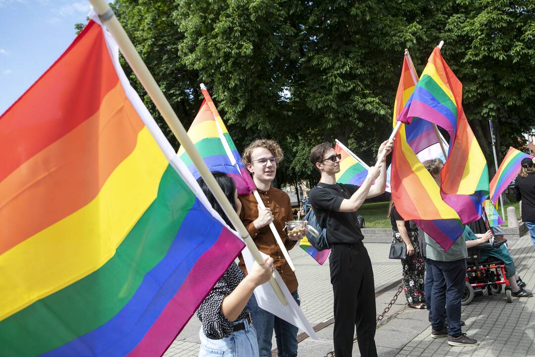 LGBT bendruomenė surengė prezidento padrąsinimo akciją