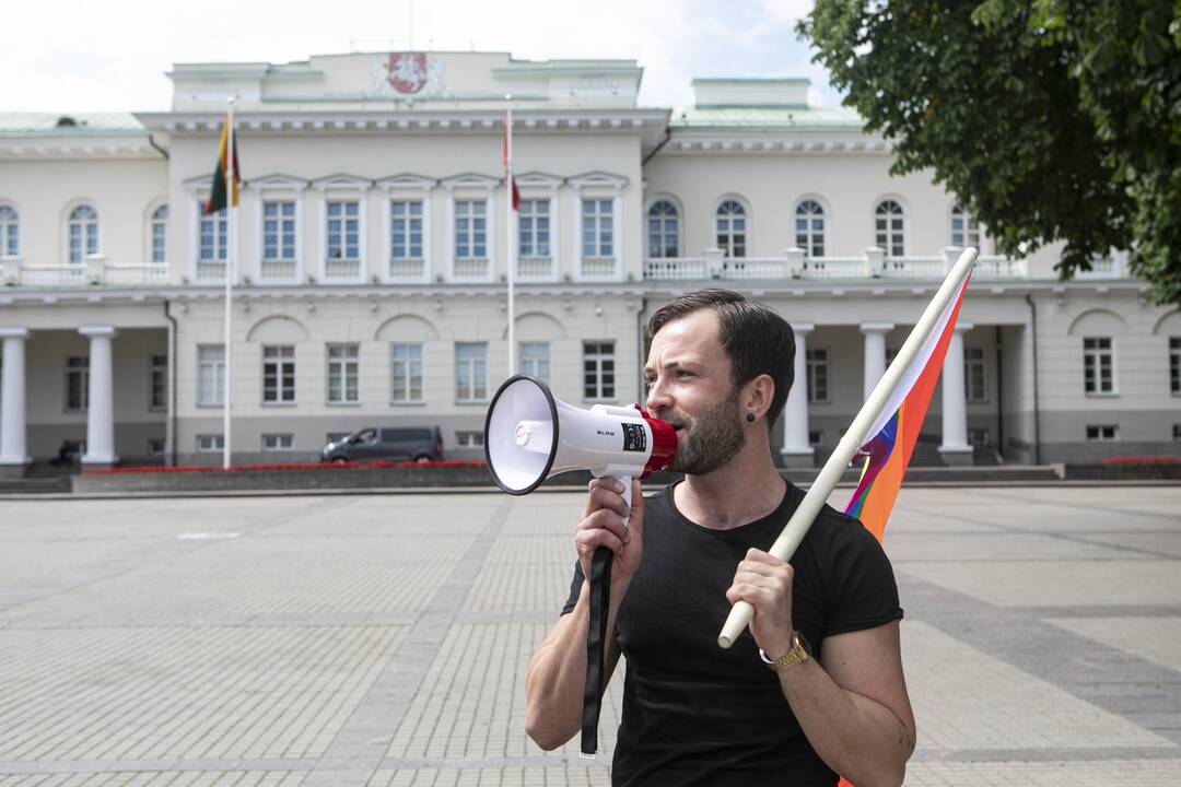 LGBT bendruomenė surengė prezidento padrąsinimo akciją