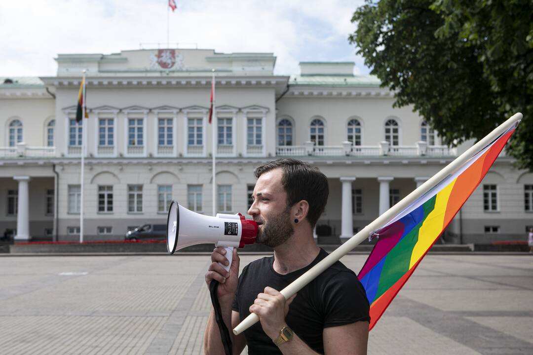 LGBT bendruomenė surengė prezidento padrąsinimo akciją