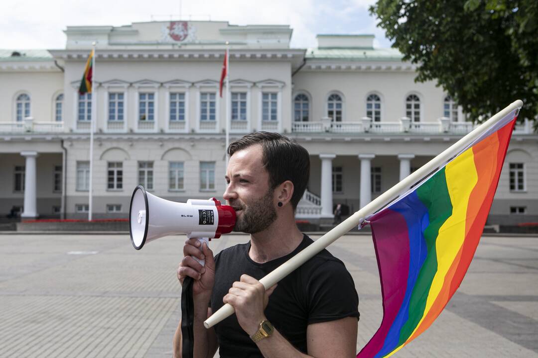 LGBT bendruomenė surengė prezidento padrąsinimo akciją