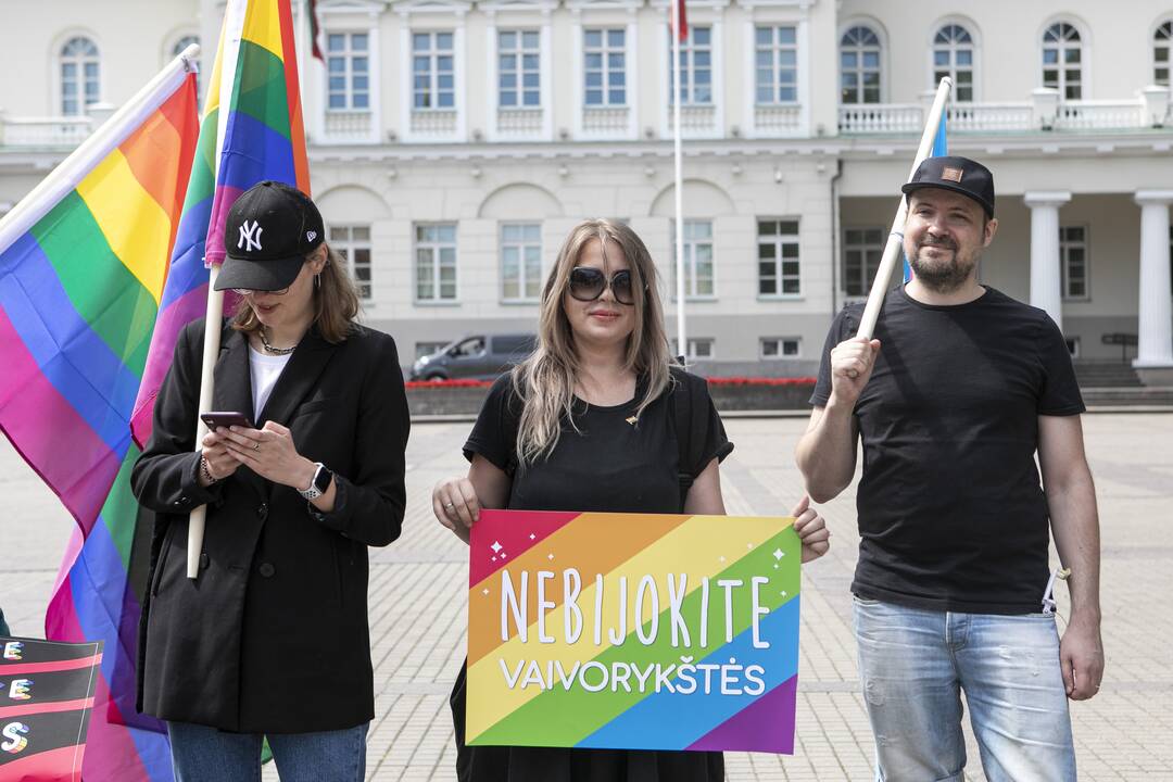 LGBT bendruomenė surengė prezidento padrąsinimo akciją