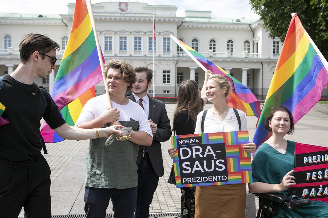 LGBT bendruomenė surengė prezidento padrąsinimo akciją