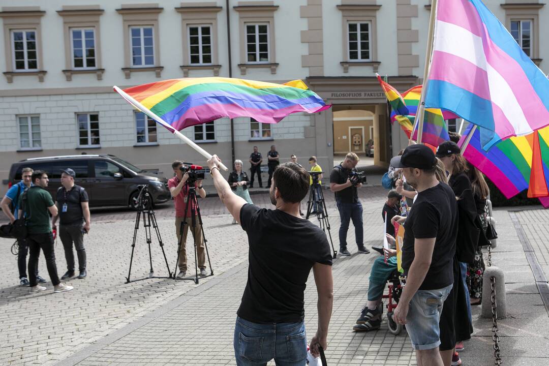 LGBT bendruomenė surengė prezidento padrąsinimo akciją