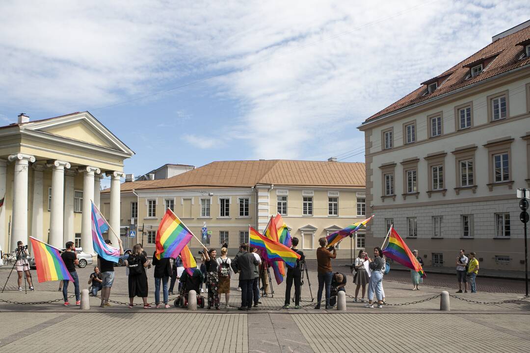 LGBT bendruomenė surengė prezidento padrąsinimo akciją