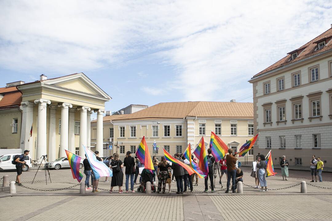 LGBT bendruomenė surengė prezidento padrąsinimo akciją