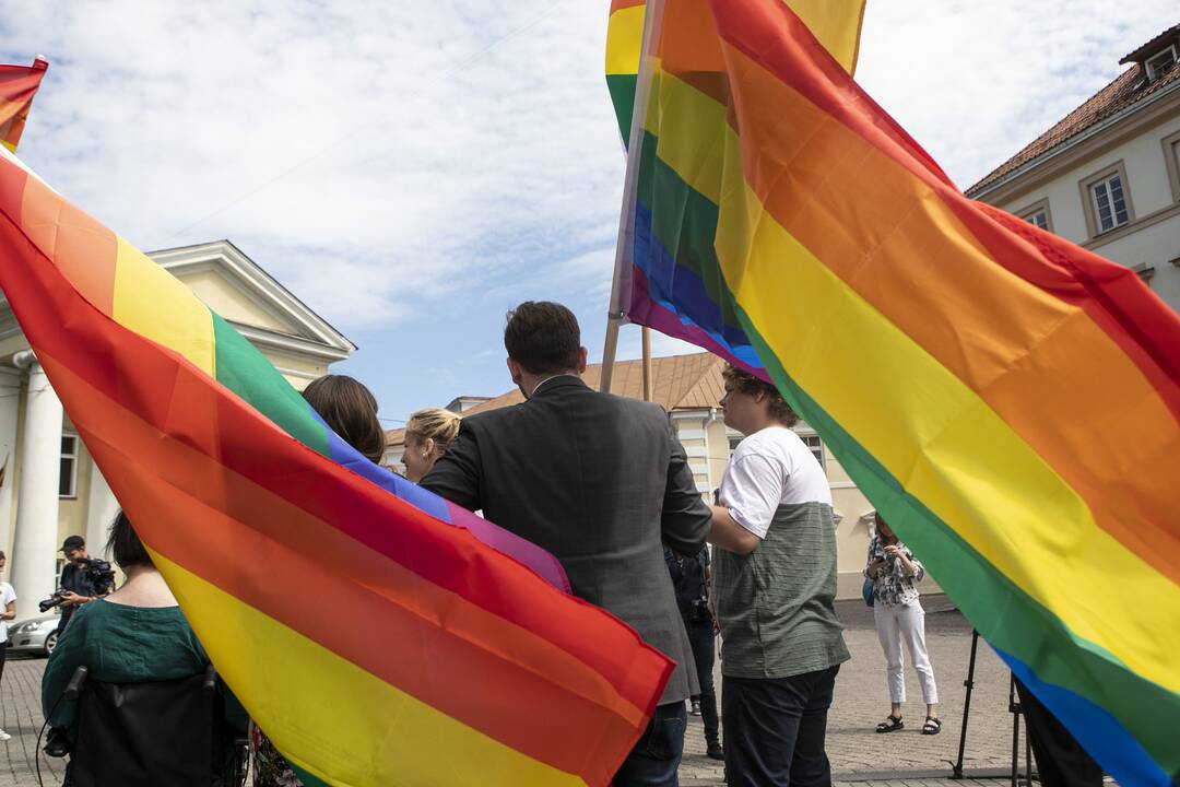 LGBT bendruomenė surengė prezidento padrąsinimo akciją